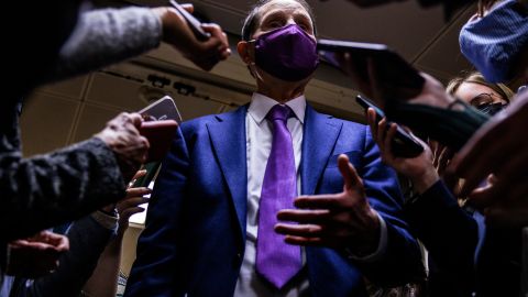 El presidente del Comité de Finanzas del Senado, Ron Wyden, había realizado una propuesta en la mañana del miércoles, que incluso demócratas rechazaron.