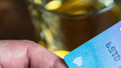 Una tarjeta de crédito suele tener un límite de gasto y de recompensas por las que podrían no convenirte.