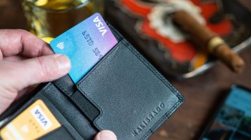 Una tarjeta de crédito suele tener un límite de gasto y de recompensas por las que podrían no convenirte.