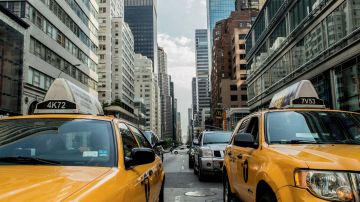 Aunque Uber y Lyft han crecido en Nueva York, los taxis amarillos son emblemáticos para el turismo de la ciudad.