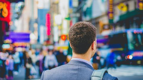 Cuando un joven termina la universidad, el joven debe buscar una pasantía que realmente le interese para poder conseguir un trabajo en esa empresa.
