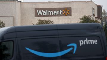 Amazon y Walmart aumentan los beneficios que ofrecen a sus trabajadores para tratar de atraer la mayor fuerza laboral posible.