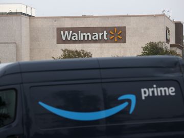 Amazon y Walmart aumentan los beneficios que ofrecen a sus trabajadores para tratar de atraer la mayor fuerza laboral posible.