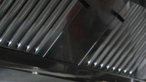 Empleado latino en restaurante