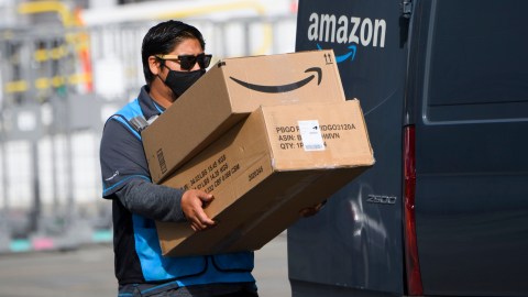 Los clientes de Prime Now y Amazon Fresh suelen retribuir con propinas a los conductores de entrega, mismos que se los quedó Amazon por dos años y medio.
