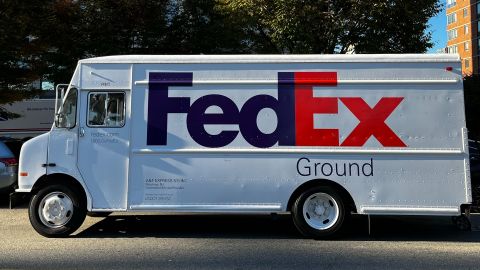 FedEx es una de las tantas empresas que ante los problemas de suministro y la alta demanda de la época, busca trabajadores de reparto en todo Estados Unidos.