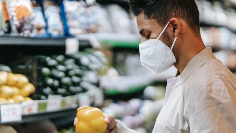 Latino en un supermercado