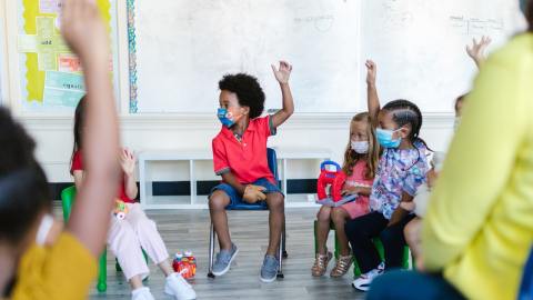 Niños con mascarilla contra el coronavirus