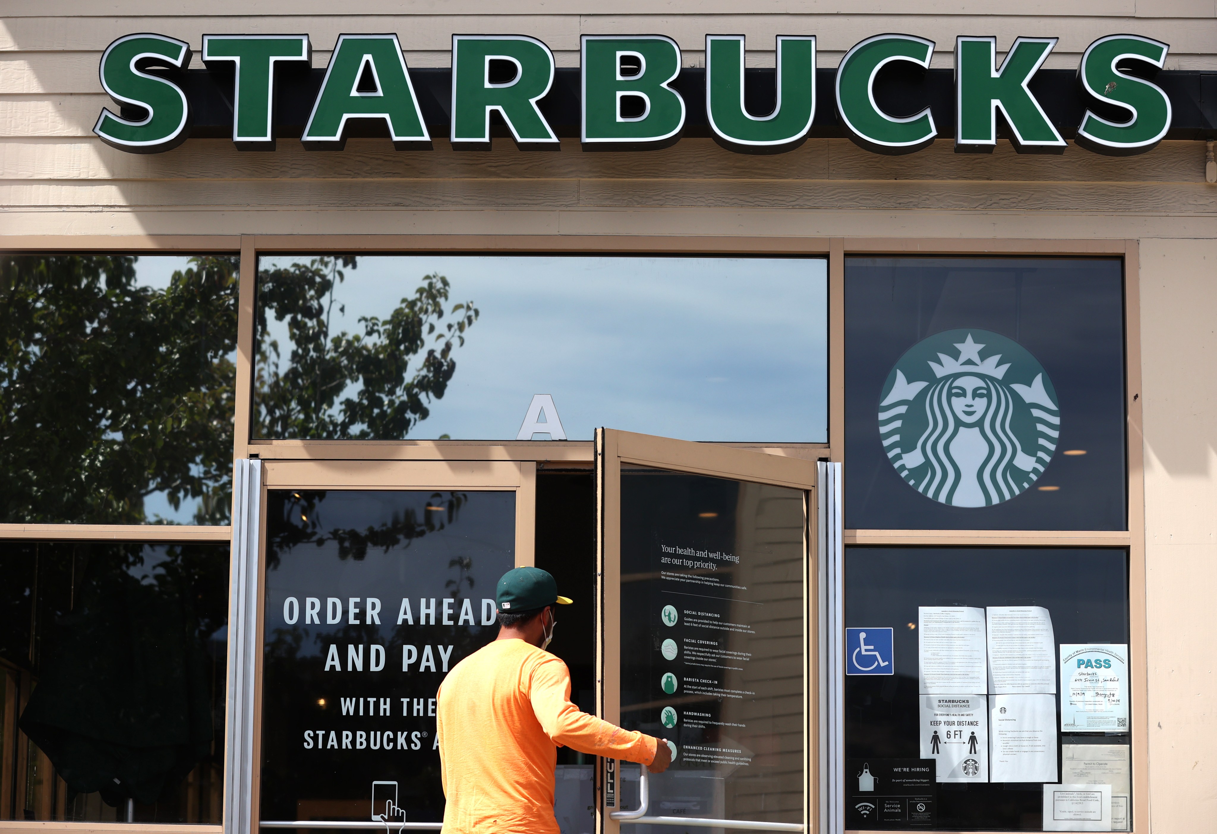 Qué es la rebelión del vaso rojo que este jueves sacude a cientos de  cafeterías de Starbucks