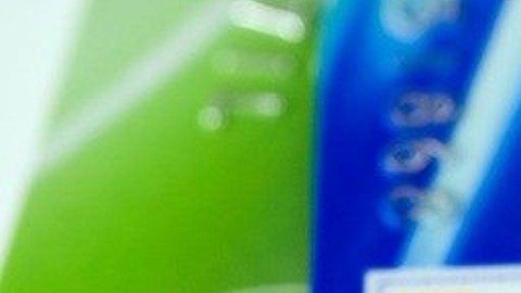Las tarjetas de débito y crédito pueden tener grandes beneficios, si sabes en qué momentos ocupar una u otra.