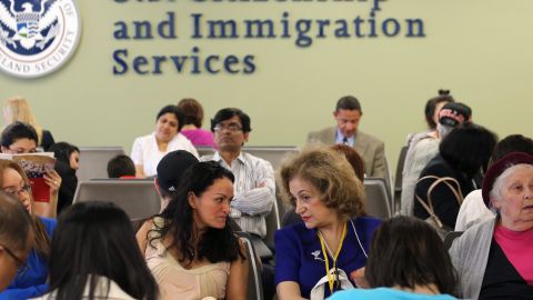 El Servicio de Ciudadanía e Inmigración de EE. UU. (USCIS) ha tenido muchos retrasos en diversos trámites importantes para los inmigrantes en el país.