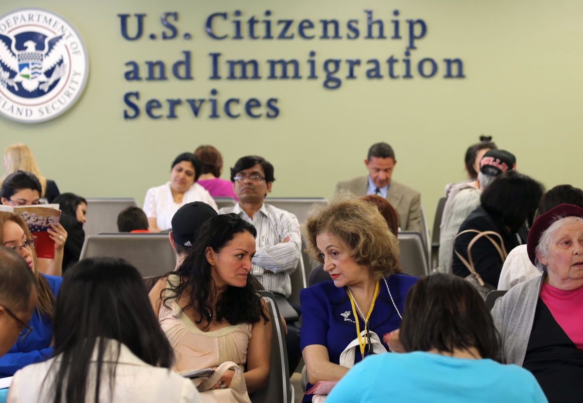 El Servicio de Ciudadanía e Inmigración de EE. UU. (USCIS) ha tenido muchos retrasos en diversos trámites importantes para los inmigrantes en el país.
