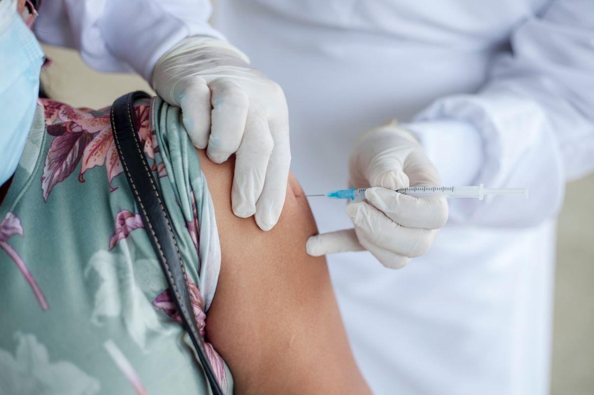 Los empleados de empresas privadas tienen hasta el 4 de enero para completar su esquema de vacunación contra el coronavirus, de acuerdo a un nuevo mandato federal.