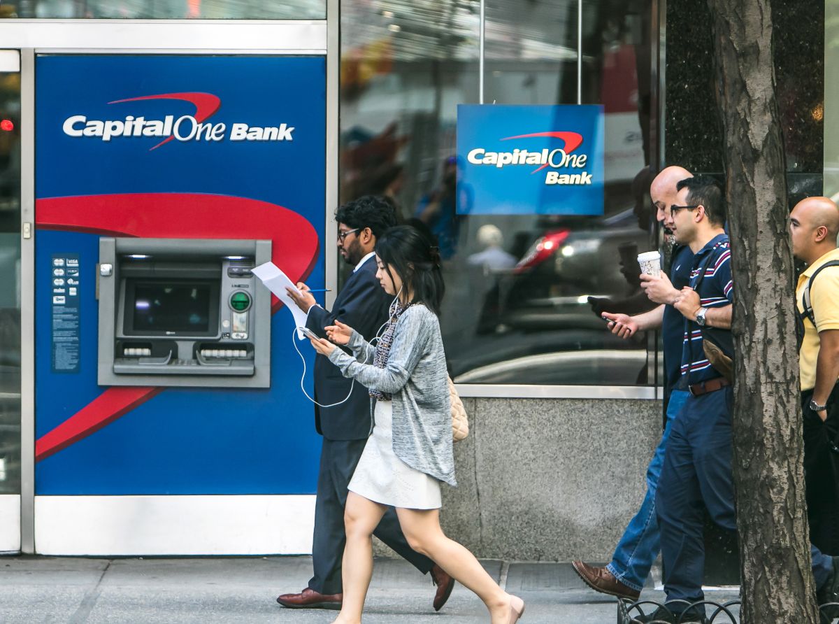 Capital One es uno de los pocos bancos en Estados Unidos que eliminará los cargos por sobregiro.