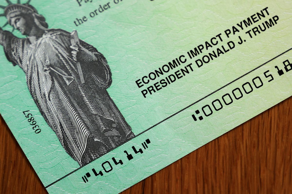 El cheque de estímulo ha sido de gran ayuda para millones de estadounidenses. (Foto por Chip Somodevilla/Getty Images)