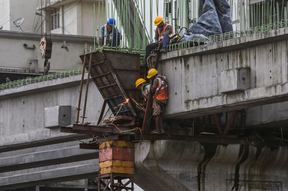 Los empleados de la construcción tendrán varias oportunidades de trabajo para el 2022. (Foto por PUNIT PARANJPE/AFP via Getty Images)