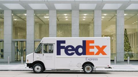 Muchas tiendas en línea utilizan servicios de paquetería como FedEx, con costos adicionales para sus clientes.