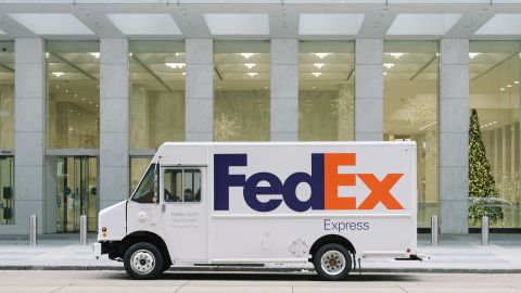 Muchas tiendas en línea utilizan servicios de paquetería como FedEx, con costos adicionales para sus clientes.