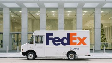 Muchas tiendas en línea utilizan servicios de paquetería como FedEx, con costos adicionales para sus clientes.