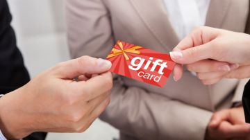 Algunos estafadores se hacen pasar por agentes del IRS para exigir un pago con una o varias tarjetas de regalo.