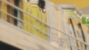 Muchas personas revisan los precios de los comestibles y alimentos para lograr que les alcance en su presupuesto.