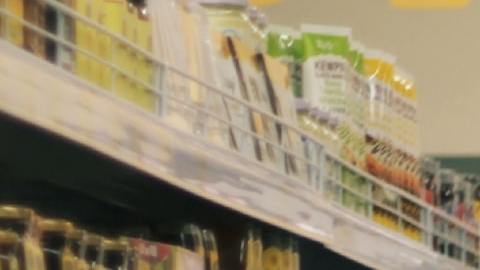 Muchas personas revisan los precios de los comestibles y alimentos para lograr que les alcance en su presupuesto.