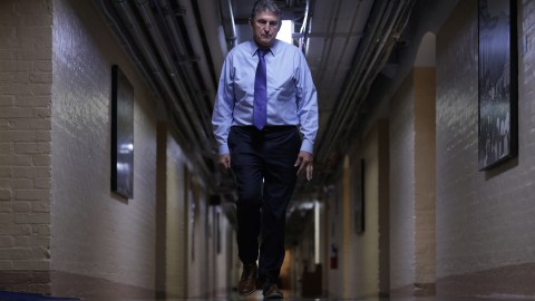 El senador por Virginia Occidental, Joe Manchin, ha caminado solo y en contra al plan de gasto social Build Back Better, por su preocupación al fuerte costo que significa.