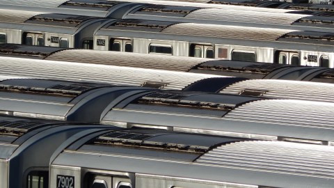 Debido a la escasez de conductores, muchos vagones del metro de Nueva York están parados y generan retrasos en la ciudad.
