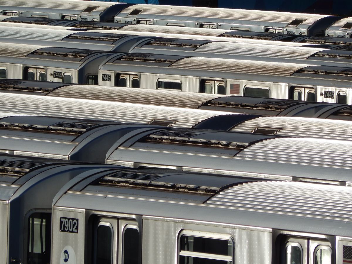 Debido a la escasez de conductores, muchos vagones del metro de Nueva York están parados y generan retrasos en la ciudad. 