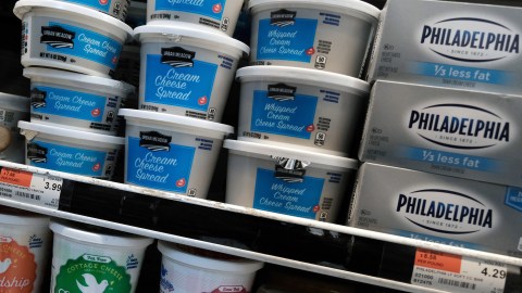 A principios de diciembre se abasteció lo mejor posible de queso crema Filadelfia; pero podría escasear en estos días.