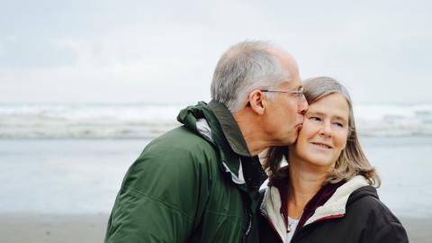 Aunque las parejas casadas estén acostumbrados a hacer todo juntos, deberían separar la perspectiva en los beneficios del Seguro Social de cada uno.