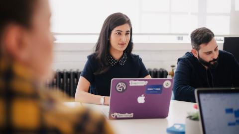 La mitad de los jóvenes recién egresados de la universidad consiguen empleo al salir; pero ha sido el peor año de los últimos seis registrados.