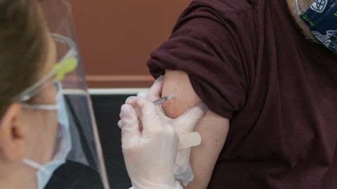 El tema de la vacunación sigue siendo controvertido para muchos de estadounidenses quienes no quieren inmunizarse.