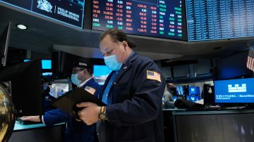 Este lunes los mercados bursátiles en Wall Street registraron ganancias, a pesar de los temores por la variante ómicron de Covid-19.