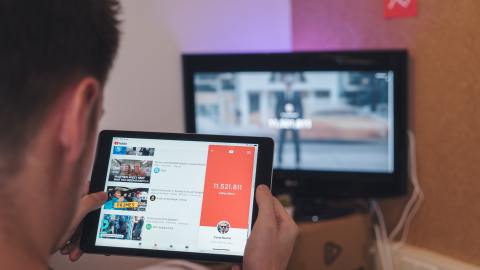 Un creador de contenido de YouTube, conocidos como youtuber, con un millón de suscriptores obtiene grandes ganancias por los anuncios en sus videos.