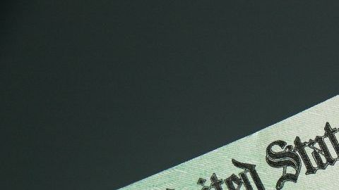 Si calificaste para recibir el cheque de estímulo y aún no te llega, en Solo Dinero te explicamos qué hacer para rastrearlo.
