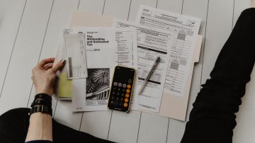 Foto de una persona llenando formas para aplicar al IRS