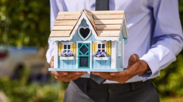 El mercado inmobiliario actual tiene una fuerte demanda, que provoca se eleven los precios de las casas.