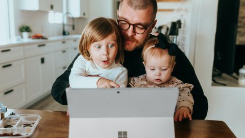 Una familia de bajos ingresos podría calificar a más créditos fiscales, además del afamado crédito tributario por hijos.