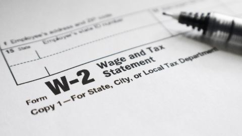 El formulario W-2 es aquel que sirve para que los empleadores indiquen qué cantidades te han retenido de tus ingresos mensuales y las cuales son destinadas al pago de impuestos.