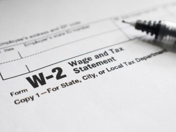 El formulario W-2 es aquel que sirve para que los empleadores indiquen qué cantidades te han retenido de tus ingresos mensuales y las cuales son destinadas al pago de impuestos.