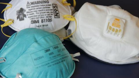 De acuerdo a los CDC de Estados Unidos, las mascarillas más recomendables para evitar la propagación de Ómicron son las N95. Por esta razón, el gobierno entregará millones de manera gratuita.