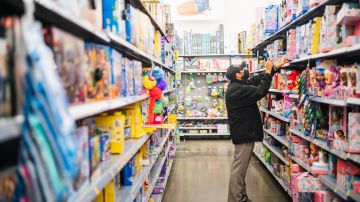 La inflación seguirá golpeando a los consumidores en Estados Unidos durante el 2022. (Foto por Brandon Bell/Getty Images)