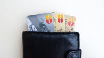 Millones de personas tienen tarjetas de crédito en sus carteras; y muchos de ellos ni siquiera saben cuánto les cobran de interés.