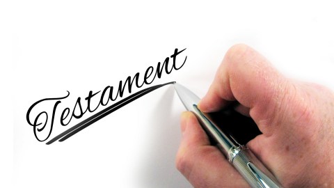 Escribir un testamento no es suficiente, debes revisarlo anualmente.