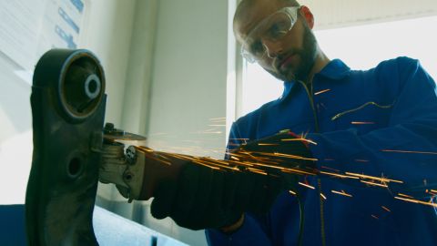 Los trabajadores más jóvenes tienen muchas ventajas si comienzan a ahorrar en para su jubilación en una Roth 401(k) que en otras opciones.