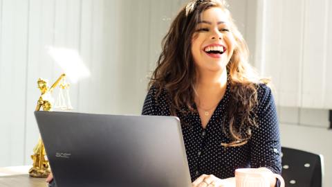 Hay algunas ventajas que los expertos sugieren que hay de ir a la oficina, y que los más jóvenes podrían perderse con un trabajo remoto.