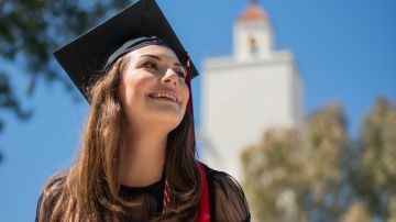 Foto de una mujer graduándose