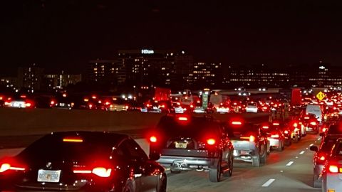 Buenas, malas (y peores) noticias para los conductores de autos en Estados Unidos en 2022
