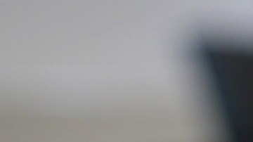 Foto de una casa en miniatura con unas llaves